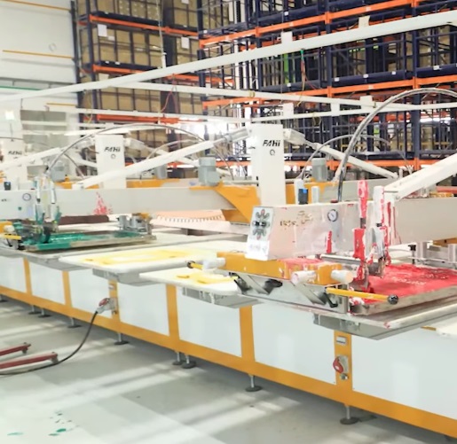 Máy in lụa đồng phục áo thun