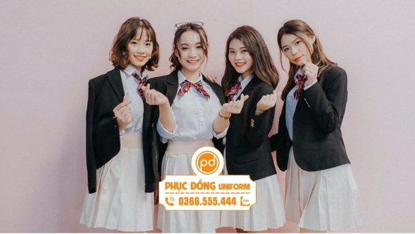 Sinh viên nữ thanh lịch trong bộ áo vest