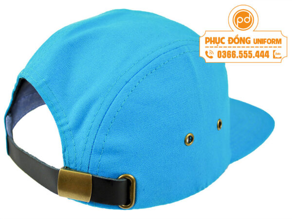 Nón lưỡi trai 5 panel màu xanh được thiết kế từ 5 múi liền nhau theo form tròn cùng với cài khóa nox hoặc đồng