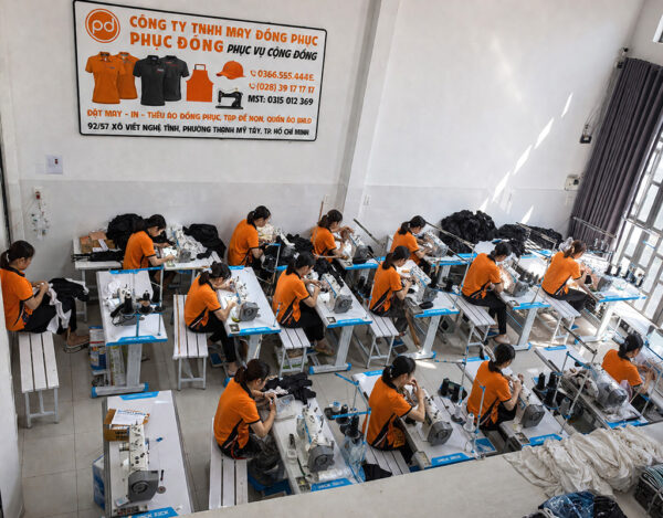 Công ty may đồng phục áo thun 16 Xưởng may đồng phục Phục Đồng với đội ngũ công nhân sản xuất áo thun đồng phục tại TP.HCM, nằm trong Top 10 công ty may đồng phục giá rẻ.