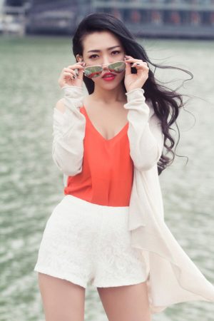thuy-linh-khoe-ao-moi